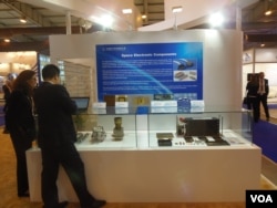 西方制裁后,中国大举进军俄罗斯电子器部件市场,今年8月莫斯科航展上的一家中国公司展台。