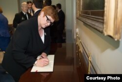 澳大利亚国防部长佩恩2016年10月5日访问五角大楼并在访客簿上签名(美国国防部照片)