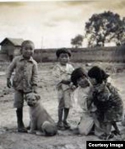 满洲农业开拓团儿童在嬉戏(图片来源:Japan Focus)