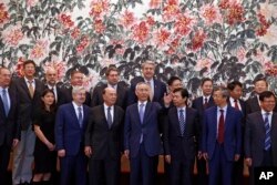 2018年6月初,美国代表团与中国代表团合影时美国商务部长罗斯与中国副总理刘鹤寒暄。从照片上看,前排中间5人是(左起)美国驻华大使布兰斯塔德,美国商务部长罗斯,中国副总理刘鹤,中国商务部长钟山和中国人民银行行长易纲。