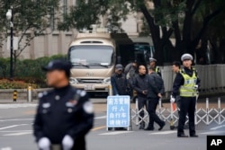 在中共十八届六中全会举行地点北京京西宾馆的入口处,警察和保安人员管制交通(2016年10月24日)