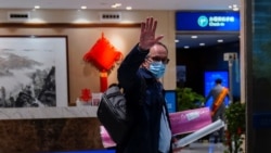 世卫组织新冠病毒源头调查组专家组成员,丹麦科学家彼得·本·安巴雷克(Peter Ben Embarek)离开武汉时在机场挥手。 (2021年2月10日)