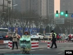 2017年1月6日下班时,北京一十字路口,交警戴口罩执勤(美国之音叶兵拍摄)