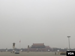政协会议开幕当天,北京空气污染严重,没有出现往年当局刻意营造的“两会蓝”。(美国之音叶兵拍摄)
