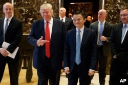 美国当选总统川普和中国阿里巴巴集团董事局主席马云在纽约举行会晤后走向记者(2017年1月9日)