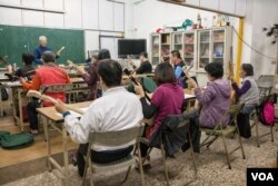 台湾唸歌团团长叶文生用自创的新方法收徒授课。(美国之音记者方正拍摄)