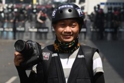 资料照:美联社摄影记者登佐(Thein Zaw)在被逮捕的前一天在仰光报道反军事政变集会。(2021年2月26日)