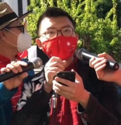 洛杉矶加州大学缅甸学生会主席林吞在集会上发表慷慨激昂的抗议演说。(美国之音2021年2月20日)