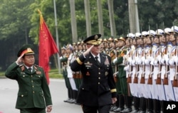 美军参谋长联席会议主席访问越南,和越南军队总参谋长检阅仪仗队(2014年8月14日)