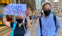 一直协助香港抗争者王婆婆的民主派立法会议员张超雄,10月27日早上陪同王婆婆由西湾河地铁站出口游行到东区法院大楼外示威,声援参与去年6-12反送中包围立法会行动,被控告参与非法集结等罪名的年青抗争者(美国之音/汤惠芸)