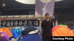 前六四学生领袖周锋锁在金钟占领区(周锋锁推特图片)