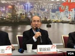 香港时事评论员、前《文汇报》驻北京记者刘锐绍(美国之音许宁摄影)
