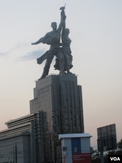 苏联代表性标志,位于莫斯科市北部的工人与农民雕塑几年前被修复一新。(美国之音白桦拍摄)