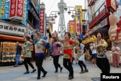 2019年6月26日,日本妇女在大阪唱歌跳舞,欢迎G20领导人峰会。