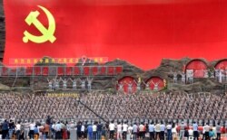 资料照:中国陕西延安的人们身穿红军服装演出,参加庆祝中共建党周年活动。(2018年6月29日)