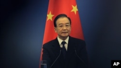 时任中国总理温家宝(2012年5月13日,资料照片)