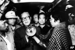 1989年5月19日,中共总书记赵紫阳在北京天安门广场同绝食的学生谈话