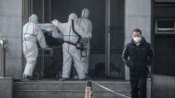 武汉一名受新型病毒感染病人星期六(1月18日)被送入金银潭医院。