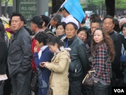 中国观光客对法轮功活动投以好奇眼光 (美国之音张永泰拍摄)