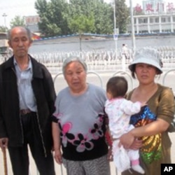 在去美使馆前合影,由左依次是;聂木妮、黄妙玉、聂丽娜