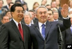 胡锦涛主席2009年访问哈萨克,右为哈萨克总统