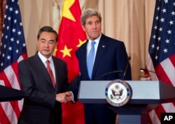 中国外长王毅和美国国务卿克里在华盛顿握手(2014年10月1日)