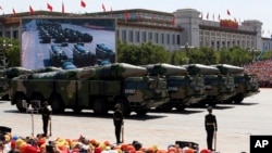 中国大力研发和部署DF-21D等中短程导弹威胁美军在西太平洋活动(美联社2015年9月摄)