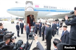 87/5000 2018年6月10日,朝鲜领导人金正恩抵达新加坡。