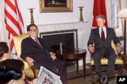 2000年9月8日,中国主席江泽民和美国总统克林顿在纽约参加联合国峰会时在曼哈顿的华尔道夫酒店开始交谈