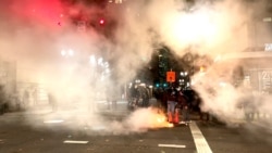2021年11月19日,凯尔·里滕豪斯(Kyle Rittenhouse)案无罪判决结果宣布后,美国俄勒冈州波特兰市的抗议者举行示威活动,街道上燃起大火。