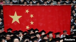 资料照:中国复旦大学2013届毕业生典礼。(2013年6月28日)