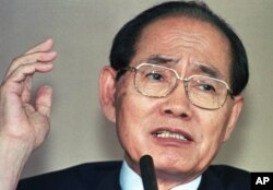叛逃到韩国的朝鲜级别最高的官员黄长烨于1997年寻求在韩国庇护后第一次开记者会(1997年7月10日)