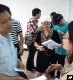 左为烧伤专家,中为英德医院负责医生