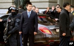 中国主席习近平离开瑞士联邦议会时挥手致意(2017年1月15日)