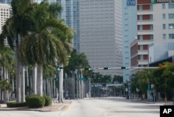 通常车水马龙的迈阿密市中心已经空空荡荡,佛罗里达州要求560万人(超过全州人口的四分之一)在星期天飓风登陆之前撤离。(2017年9月8日)
