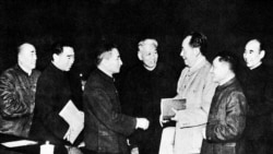 文革前的中共政治局常委(1962年),左起:朱德,周恩来,陈云,刘少奇,毛泽东,邓小平,林彪