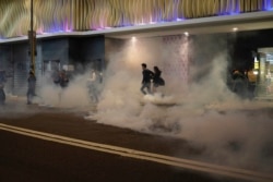 香港民众在圣诞平安夜逃避港警向示威者发射的催泪弹。(2019年12月24日)
