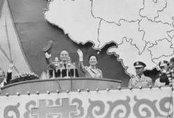 历史照片:蒋介石总统和夫人蒋宋美龄在台北的“双十节”集会上挥手致意。(1971年10月10日)