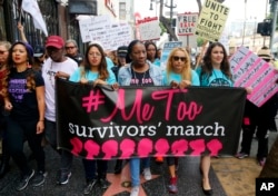2017年11月12日,民众响应#我也是(#MeToo)游行,在美国加州洛杉矶好莱坞抗议性骚扰和性侵害。