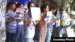 上海访民星期一在高院外举牌抗议法官集体嫖娼和司法腐败(图片来源:民生观察网)