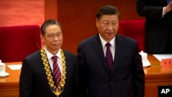 中国国家主席习近平在北京人民大会堂举行的全国抗击新冠肺炎疫情表彰大会上向中国流行病专家钟南山授予“共和国勋章”。(2020年9月8日)