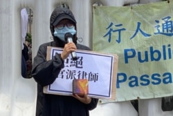 被关押港人黄伟然太太表示,今年中秋不能与丈夫团圆,她手持月饼要求北京驻港机构中联办转交给丈夫,她强调家属希望见自己家人等诉求是基本人权,并不是出来搞事 (美国之音/汤惠芸)