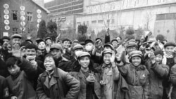历史照片:中国青年在一家工厂外挥舞被称为“红宝书”的《毛泽东语录》。(1967年1月23日)