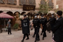 中国警察在新疆喀什老城巡逻。(2021年5月4日)