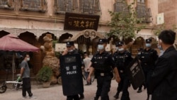 中国警察在新疆喀什老城巡逻。(路透社2021年5月4日)