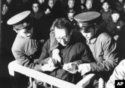中共“四人帮”中的张春桥在北京的法庭上被判处死刑,戴上手铐(1981年1月25日)