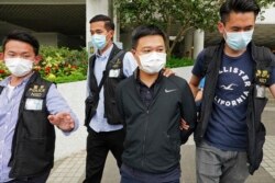 2021年6月17日,香港《苹果日报》总编辑罗伟光(右二)遭警方逮捕,该报另有四名高管也于同日被捕。(AP图片)