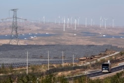 资料照:中国西北宁夏回族自治区的太阳能发电场和风力发电场