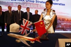 英国文化高官维亭戴尔参加中国海航集团的签约仪式,以开发新航线,鼓励中国游客到英国旅游(2016年5月18日)