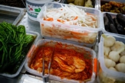 资料照片:北京一家超市出售的泡菜。(2020年12月1日)